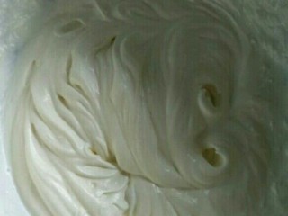 10、草莓奶油蛋糕,奶油放入20克糖打发到裱花奶油状态。