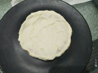 11、草莓奶油蛋糕,将奶油涂在蛋糕上