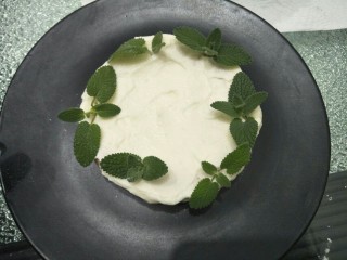 12、草莓奶油蛋糕,围上一圈洗干净并沥干水的薄荷叶。再放上草莓即可。