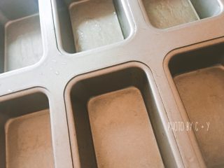 1、可能是小盆友最喜欢吃的甜点——费南雪,费南雪模具底部和四周涂抹上一层隔水融化的黄油（材料之外的），放入冷藏室待用。