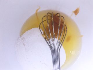 2、可能是小盆友最喜欢吃的甜点——费南雪,将蛋清、糖粉、蜂蜜依次倒入无水无油的搅拌盆内，混合均匀。