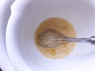 3、可能是小盆友最喜欢吃的甜点——费南雪,隔热水继续搅打。