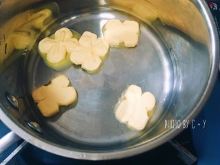 4、可能是小盆友最喜欢吃的甜点——费南雪,黄油放入锅中加热直到完全融化，颜色略深。