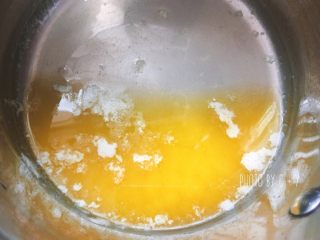 5、可能是小盆友最喜欢吃的甜点——费南雪,置于冷水中，使黄油快速冷却。