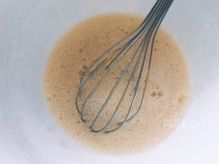 6、可能是小盆友最喜欢吃的甜点——费南雪,隔热水将蛋清、糖粉、蜂蜜搅打均匀大概是这样的，蜂蜜完全溶于其中。