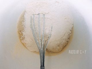 7、可能是小盆友最喜欢吃的甜点——费南雪,筛入蛋糕粉和杏仁粉，用蛋抽由下往上翻拌混匀。