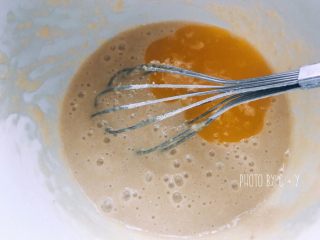 8、可能是小盆友最喜欢吃的甜点——费南雪,倒入冷却的黄油，再次混匀。