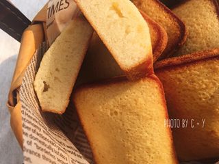 11、可能是小盆友最喜欢吃的甜点——费南雪,相比掰开的侧面，更喜欢这样温柔的切面。