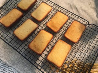 10、可能是小盆友最喜欢吃的甜点——费南雪,借助脱模刀脱模，冷却之后外脆里嫩的口感简直了，当然，趁热吃也很棒，小盆友之所以爱吃费南雪，大概就在于湿润的口感吧！