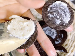 1、芒果慕斯蛋糕,十块奥利奥去掉夹心