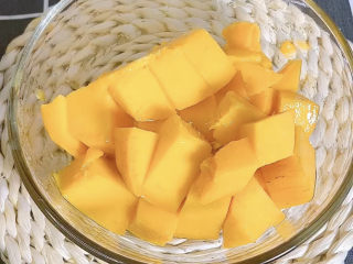 5、芒果慕斯蛋糕,芒果切成小块，好看的留一些做装饰用