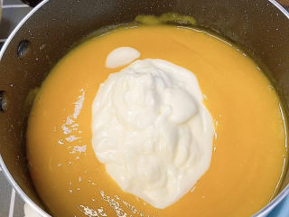 9、芒果慕斯蛋糕,加入150克酸奶，搅拌均匀放凉备用