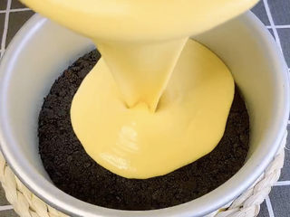 13、芒果慕斯蛋糕,把混合好的慕斯液倒入前面的模具中，放冰箱冷藏4小时，或者冷冻一个小时也行