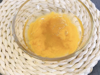 14、芒果慕斯蛋糕,这时候调一个镜面，50克芒果泥，加50克清水，5克吉利丁