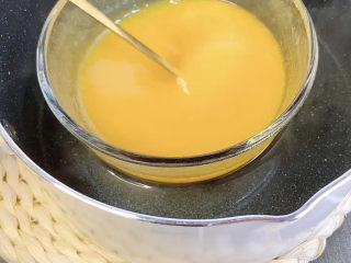 15、芒果慕斯蛋糕,隔水加热搅拌至吉利丁完全融化