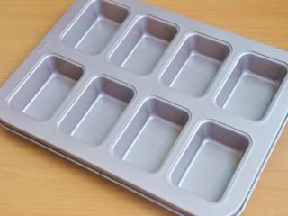 1、费南雪,提前给模具涂一层薄薄的黄油。