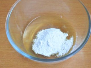 2、费南雪,打蛋盆中放入蛋清、糖粉和蜂蜜。