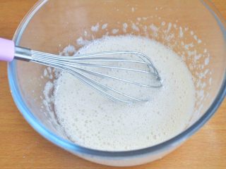 3、费南雪,搅拌到糖粉融化，用手动打蛋器打至粗泡阶段。