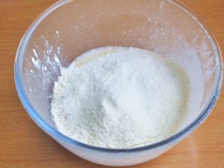 4、费南雪,筛入低筋面粉和杏仁粉。