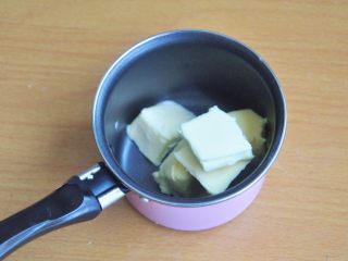 6、费南雪,准备一个小锅，放入黄油。
