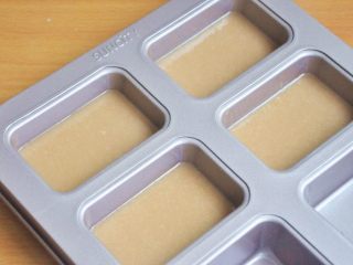 11、费南雪,挤入费南雪模具中，轻震气泡。