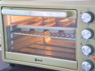 12、费南雪,放入提前预热好的烤箱中，185度15分钟左右（温度与时间请根据自家烤箱实际温度调整）