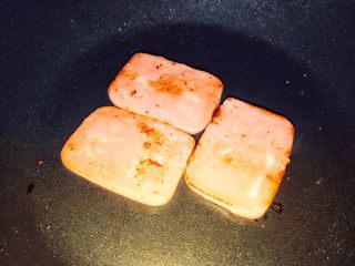 5、巨无霸早餐三明治????,三明治肠也煎一下。