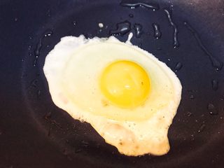 6、巨无霸早餐三明治????,煎一个糖心蛋。