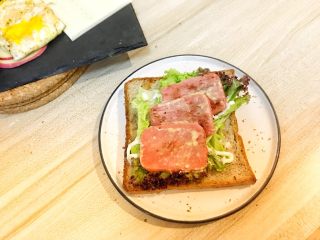 8、巨无霸早餐三明治????,摆上三明治肠，上面抹上玉米沙拉酱（玉米沙拉酱也是丘比的，超市有卖，少量这个酱会提升口感）。