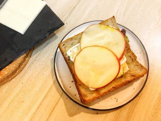 10、巨无霸早餐三明治????,摆上苹果片。