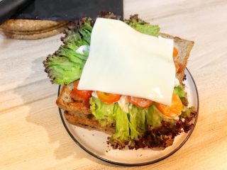 14、巨无霸早餐三明治????,盖上芝士片。