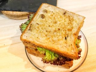 15、巨无霸早餐三明治????,盖上最后一层面包片。