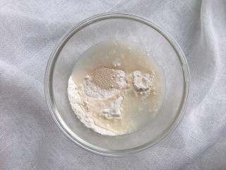 1、抹茶双色梅花吐司（波兰种）,先做波兰种酵头，准备好30克高粉、30克水、1克酵母