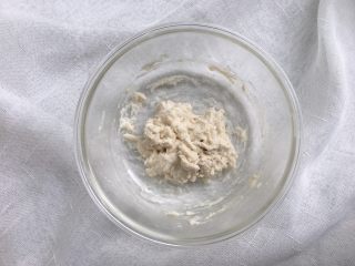 2、抹茶双色梅花吐司（波兰种）,用筷子搅拌至无干粉，加盖室温发酵