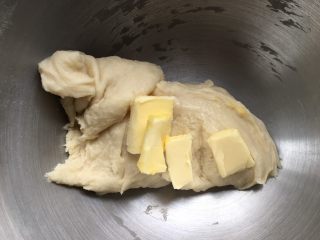 6、抹茶双色梅花吐司（波兰种）,加入软化的黄油，继续搅拌约12分钟