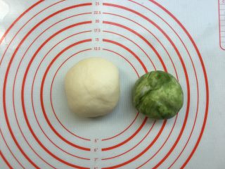 11、抹茶双色梅花吐司（波兰种）,一发完成后面团排气滚圆，醒10-15分钟