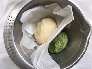 9、抹茶双色梅花吐司（波兰种）,取100克面团（约总面团的40%），揉入抹茶粉，因为面团太小无法用厨师机，我就手工揉入的，只要稍微混合就可以了，不用揉很均匀