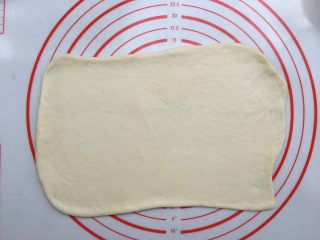 12、抹茶双色梅花吐司（波兰种）,擀开白色面团