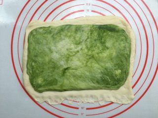 13、抹茶双色梅花吐司（波兰种）,抹茶面团也擀开，放在白色面团上