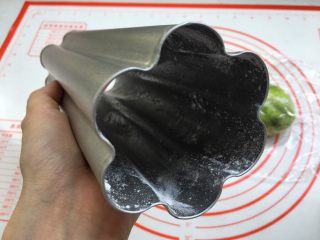 15、抹茶双色梅花吐司（波兰种）,这个模具没有涂层，需要刷一层薄薄的植物油并撒上高粉防粘