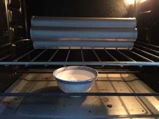 17、抹茶双色梅花吐司（波兰种）,烤箱放一碗热水，进行二发