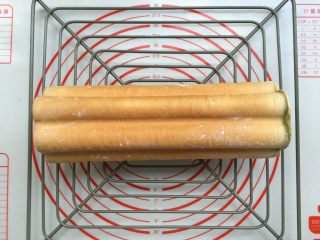 20、抹茶双色梅花吐司（波兰种）,烤好后竖着摇几下就可以轻松脱模