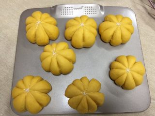 15、南瓜汉堡包,发酵完毕后取出，送进预热好的烤箱中层，160度，烤25分钟