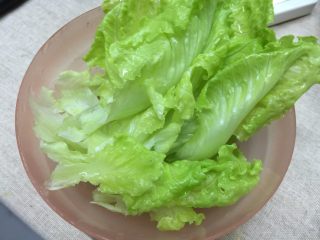 17、南瓜汉堡包,生菜洗干净，鸡蛋提前煎好