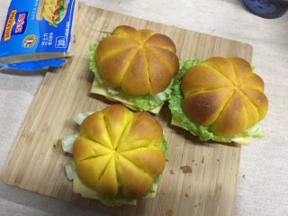 23、南瓜汉堡包,盖上另一半面包片