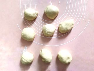 7、早餐+一次性发酵牛角肉松面包（无糖低油）,面团揉好，立即均分8份