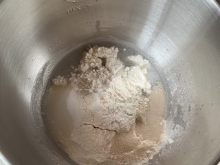 1、老式面包,先做酵头：把所有材料揉均匀就可以了