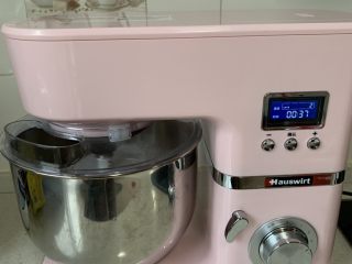 4、老式面包,加入软化的黄油，继续揉至能拉出薄膜的完全阶段。