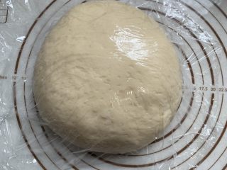 5、老式面包,盖上保鲜膜静置半小时