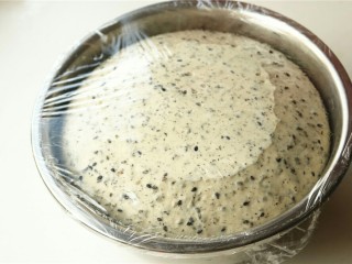 7、中种法黑芝麻吐司,放进容器内，盖保鲜膜室温发酵至2.5倍大。